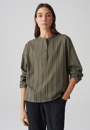 Olijfgroen, knopenblouse met een ronde hals, lange mouwen en verticale strepen. Gemaakt van lichtgewicht, gestructureerde stof.