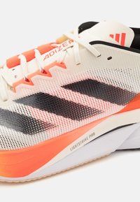 adidas Performance ADIZERO BOSTON 12 - Løbesko til landevejen - ivory/core black/solar red