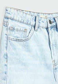 Světle modré džíny šortky s roztrhaným lemem, zapínáním na knoflík a tradičním pěti kapsovém designu, s kontrastním oranžovým prošíváním.