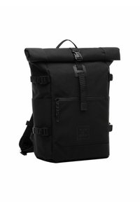 Zaino roll-top nero realizzato in tessuto resistente. Presenta spallacci regolabili, una tasca frontale con zipper e una toppa con logo sul davanti.