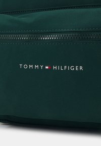 Tommy Hilfiger ESSENTIAL UNISEX - Sac à dos - ornamental green