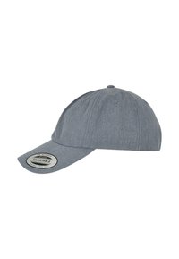 Grijze baseballcap gemaakt van textuurstof, met een gebogen klep, verstelbare strap en een zichtbaar merkembleem aan de voorkant.