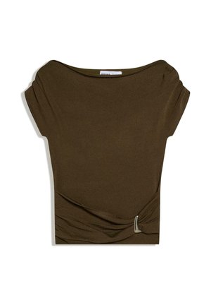 Mørkeolivengrøn kortærmet bluse med bådudskæring og rynket detalje i siden, fastgjort med en lille sølvspænde.