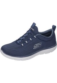 Marineblaue Sportschuhe mit einem atmungsaktiven Mesh-Obermaterial, elastischen Schnürsenkeln und einer weißen Gummisohle. Verfügt über das „SKECHERS“-Logo und eine leichte Konstruktion.