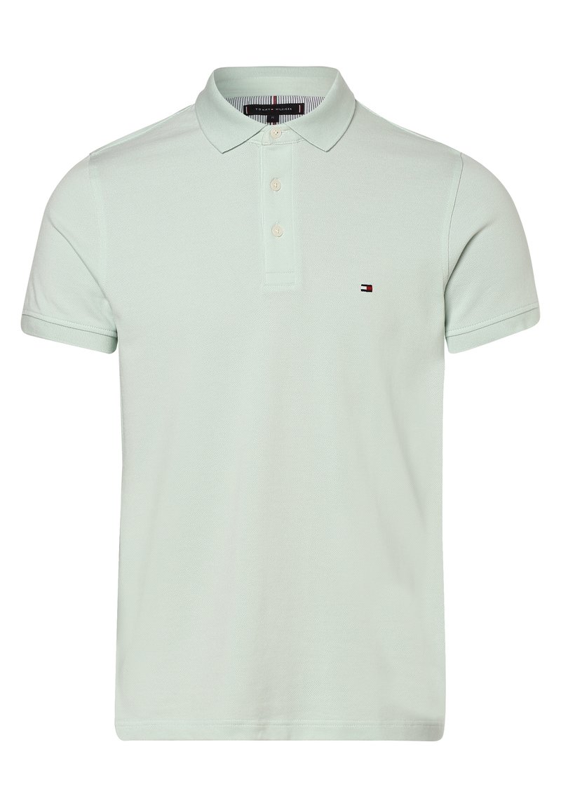 Polo vert clair à manches courtes avec col, trois boutons et un petit logo rectangulaire Tommy Hilfiger sur la poitrine gauche.