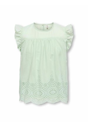 Jasnozielona bluzka bez rękawów z falbankami na ramionach oraz ażurowym, kwiatowym wzorem wycięć wzdłuż falistego dołu.