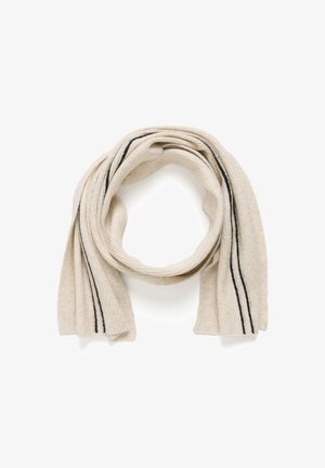 Bež šal s rebrastim uzorkom koji ima dvije tanke crne pruge, s mekom teksturom i dizajnom u obliku petlje za toplinu i svestranost.