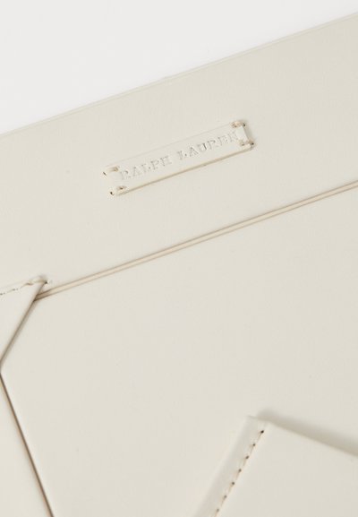 Portafoglio in pelle crema con finitura texturizzata, caratterizzato da un design cucito e logo "RALPH LAUREN" impresso su un'etichetta rettangolare.