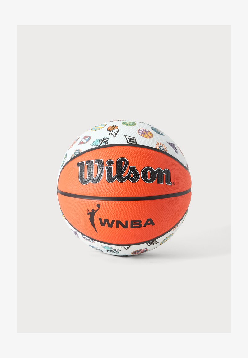 Μπάλα μπάσκετ Wilson WNBA με πορτοκαλί κεντρικό πάνελ και λευκά πάνελ με πολλά πολύχρωμα λογότυπα ομάδων.