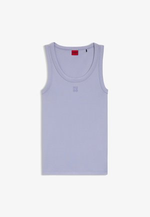 Jasnofioletowy top na ramiączkach wykonany z miękkiego materiału, z okrągłym dekoltem i prostym dołem. Na piersi znajduje się małe, wytłaczane logo.