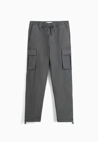 Grå cargo-byxor med elastisk midja och dragsko. Har två sidofickor och två stora cargofickor. Dragkedjor vid vristen.
