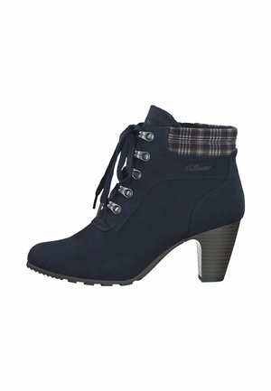 Botte ankle femme bleu marine avec talon empilé, avant à lacets, œillets en métal et détail de col en tissu à carreaux.