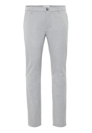 Pantaloni grigi chiari realizzati in tessuto intrecciato, con fronte piatto, chiusura con bottone e gambe dritte. Linee pulite e dettagli minimi.