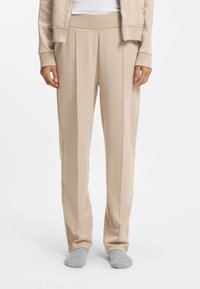 Beżowe spodnie o swobodnym kroju z szerokim paskiem i pionowymi paskami. Wykonane z miękkiego, elastycznego materiału, charakteryzujące się gładką fakturą i subtelnym połyskiem.