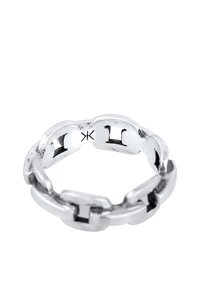 Anello in argento con maglie intrecciate, caratterizzato da una superficie liscia e lucida e un piccolo logo inciso all'interno della fascia.