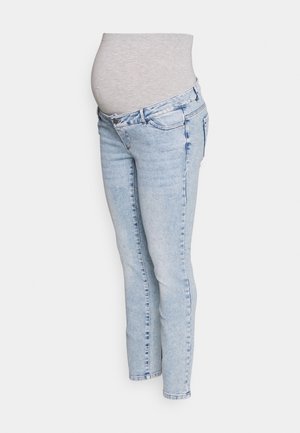 Jeans de maternidade azul claro com um cós cinza elástico, design justo e estilo tradicional de cinco bolsos.
