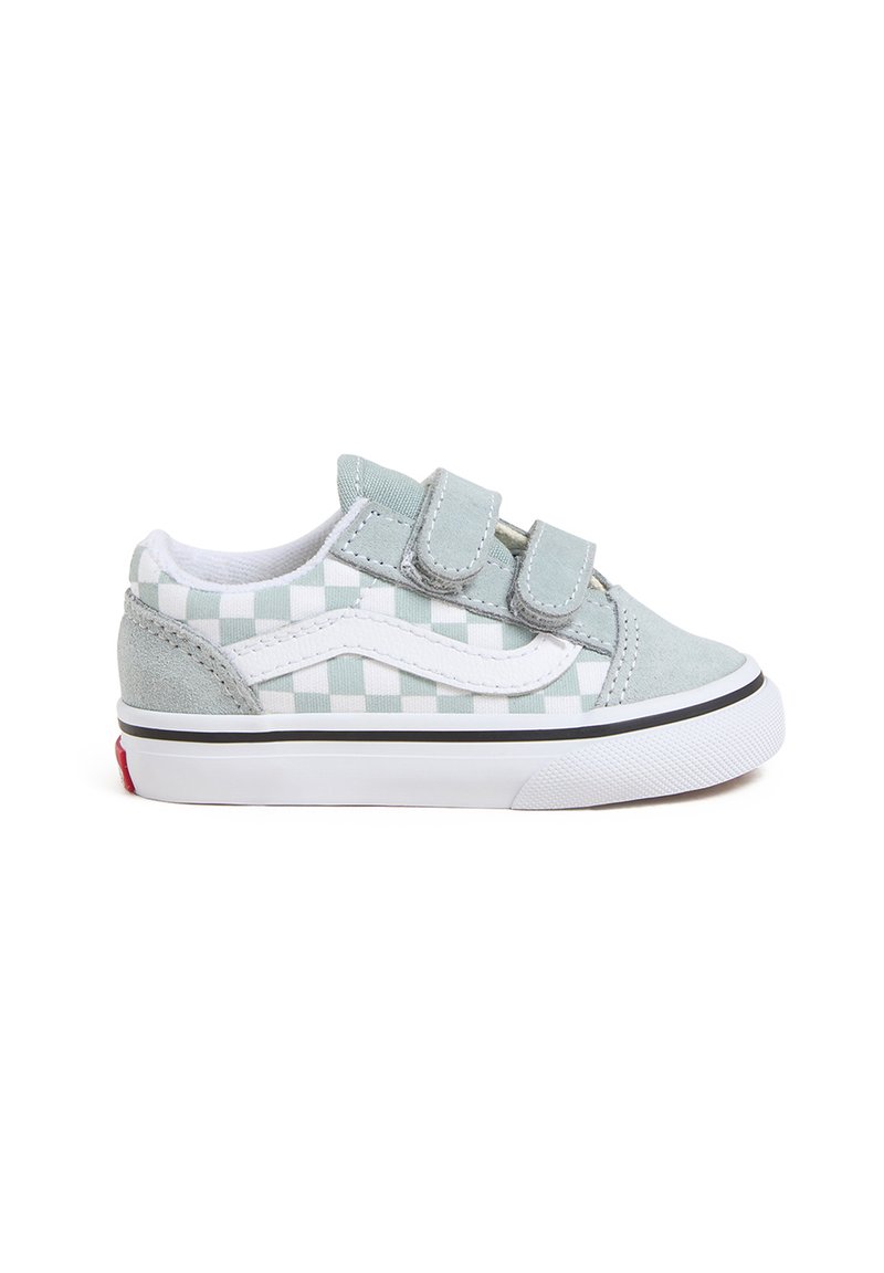Hellgrüne Segeltuch-Sneaker mit einem Schachbrettmuster, weißen Akzenten, Klettverschlussriemen und einer Gummisohle mit schwarzem Rand.
