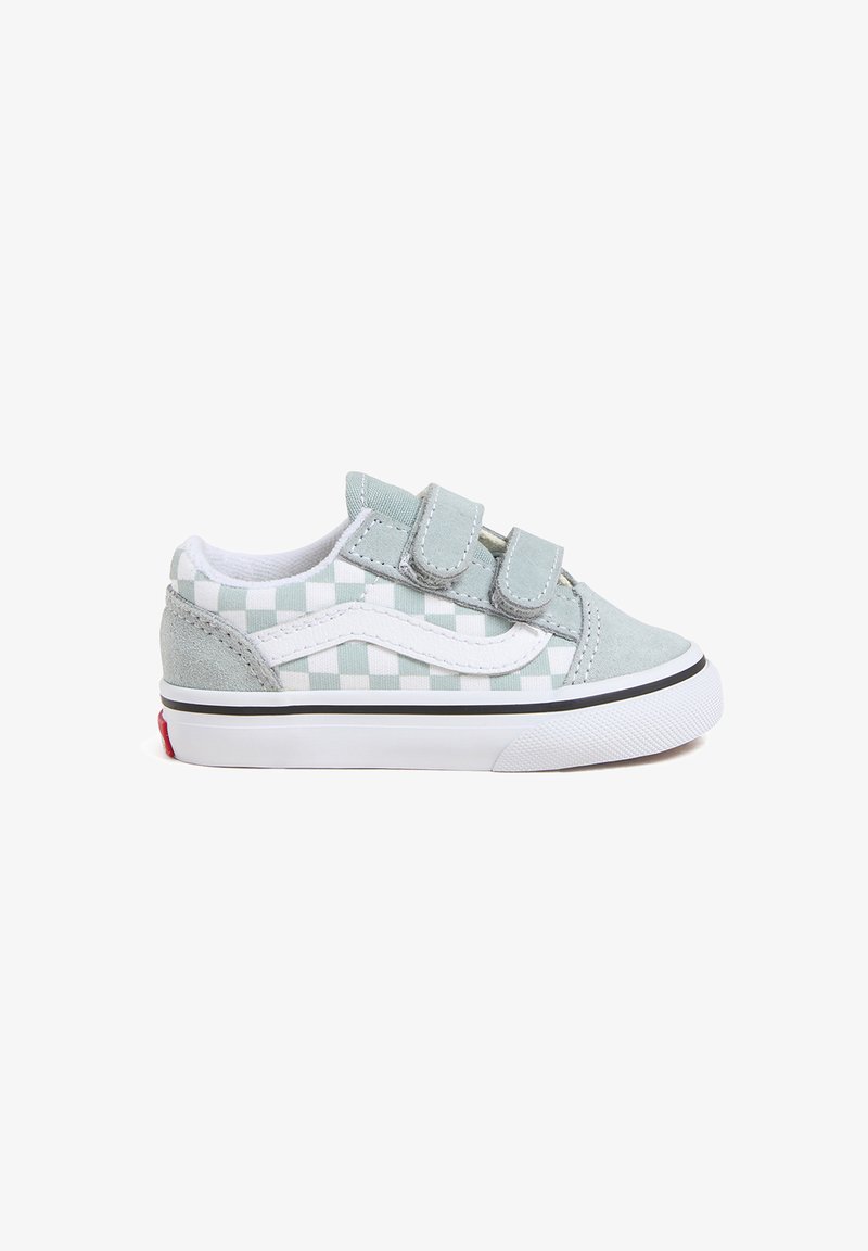 Baskets en toile vert clair avec un motif à damier, des accents blancs, des bandes Velcro et une semelle en caoutchouc avec un contour noir.