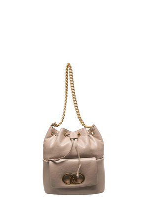 Borsa a secchiello in pelle beige con tasca frontale, chiusura con fibbia dorata, coulisse e tracolla a catena dorata.