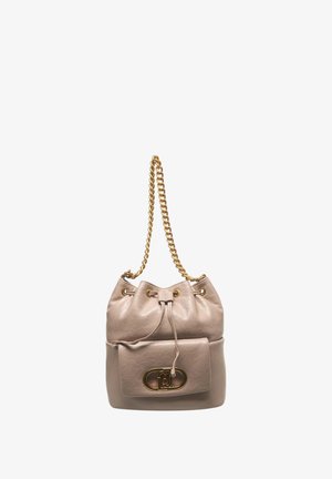 Borsa a secchiello in pelle beige con tasca frontale, chiusura con fibbia dorata, coulisse e tracolla a catena dorata.