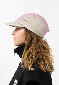 Leichte, zweifarbige Mütze mit pinker Front und beigem Netzrücken; verfügt über einen geschwungenen Schirm und einen verstellbaren Riemen auf der Rückseite.