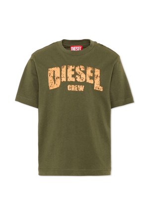 Oliwkowo zielona koszulka z krótkim rękawem z postarzaną pomarańczową grafiką "DIESEL CREW" nadrukowaną na piersi.