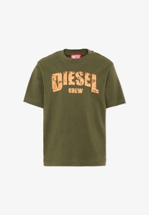 Oliwkowo zielona koszulka z krótkim rękawem z postarzaną pomarańczową grafiką "DIESEL CREW" nadrukowaną na piersi.
