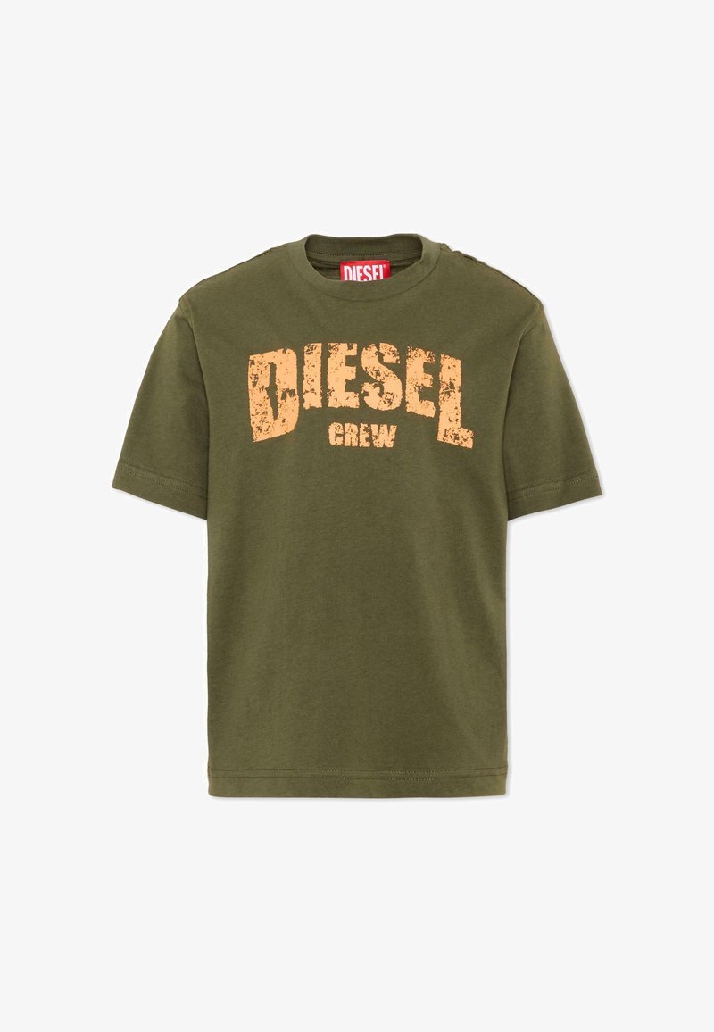 T-shirt manches courtes vert olive avec texte orange usé "DIESEL CREW" imprimé sur la poitrine.