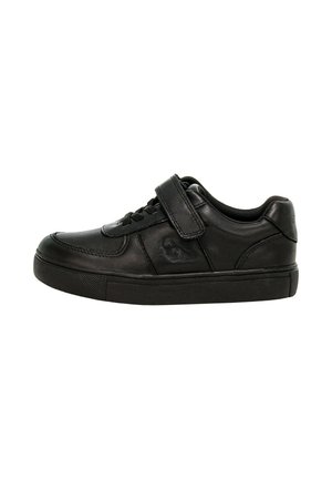 Czarne skórzane sneakersy z sznurówkami z przodu i rzepem, niskoprofilowy design oraz teksturowana gumowa podeszwa.