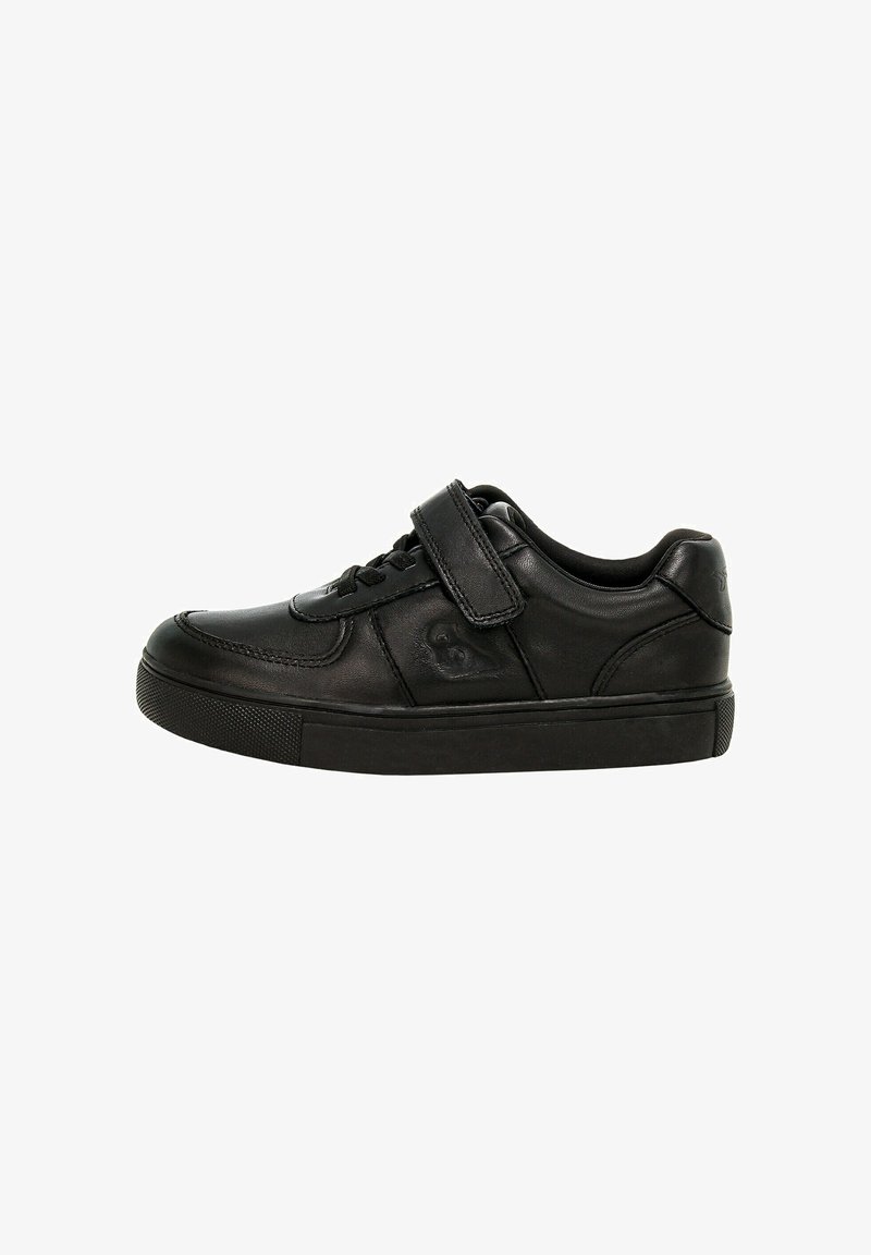 Sneaker nera in pelle con lacci e cinturino in velcro, design low-top e suola in gomma testurizzata.