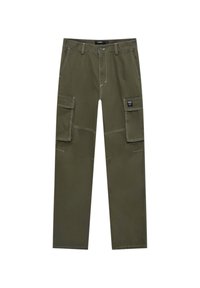 Olivgrüne Cargo-Hosen mit vorderem Knopf, Gürtelschlaufen, seitlichen Klappentaschen und sichtbaren weißen Nähten.