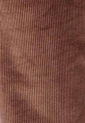 Tissu en velours côtelé marron avec texture côtelée verticale, motif cohérent et finition douce, adapté à diverses applications textiles.