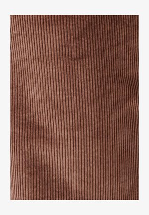 Tissu en velours côtelé marron avec texture côtelée verticale, motif cohérent et finition douce, adapté à diverses applications textiles.