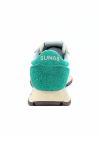 Grauer Sportschuh mit einer camel-farbenen Zwischensohle und einem türkisen Wildlederkragen, der den Text "SUN68" in Weiß zeigt. Leichtes Mesh-Oberdesign.