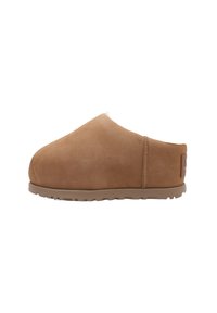 Zoccoli slip-on in camoscio marrone con punta arrotondata, morbida fodera e suola in gomma flessibile. Patch del logo sul tallone per l'identificazione del marchio.