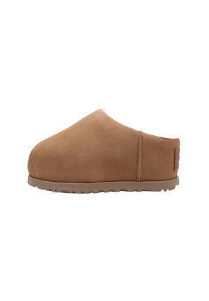 Zoccoli slip-on in camoscio marrone con punta arrotondata, morbida fodera e suola in gomma flessibile. Patch del logo sul tallone per l'identificazione del marchio.
