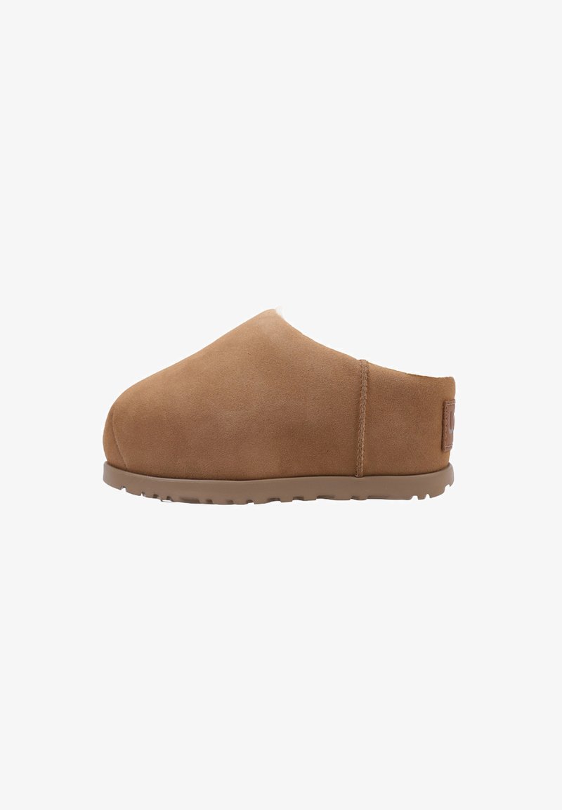 Zoccoli slip-on in camoscio marrone con punta arrotondata, morbida fodera e suola in gomma flessibile. Patch del logo sul tallone per l'identificazione del marchio.