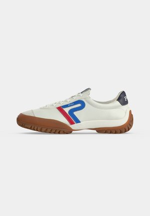 Λευκό χαμηλό sneaker με καφέ σόλα, μπλε και κόκκινες πλαϊνές ρίγες, λευκές κορδόνια και μαύρη ταμπελίτσα στη φτέρνα με την επωνυμία "Polo."