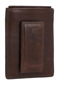 Portefeuille en cuir brun avec un clip magnétique, arborant le logo "FOSSIL" en relief, des coutures visibles et une surface texturée.