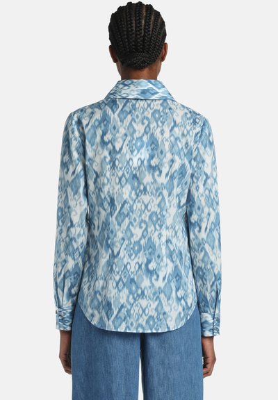 Modrá vzorovaná košeľa na gombíky s golierom, dlhými rukávmi a textúrovanou tkaninou s kombináciou svetlomodrých a tmavomodrých odtieňov.
