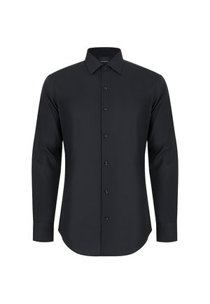 Czarna, długosleeve, zapinana na guziki koszula z klasycznym kołnierzykiem, z siedmioma guzikami z przodu i lekko zaokrąglonym dołem na białym tle.