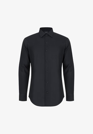 Czarna, długosleeve, zapinana na guziki koszula z klasycznym kołnierzykiem, z siedmioma guzikami z przodu i lekko zaokrąglonym dołem na białym tle.