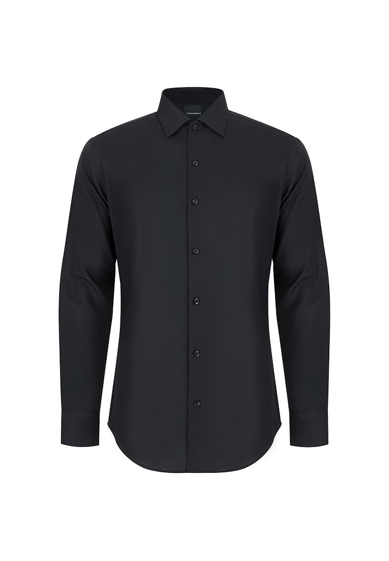 Czarna, długosleeve, zapinana na guziki koszula z klasycznym kołnierzykiem, z siedmioma guzikami z przodu i lekko zaokrąglonym dołem na białym tle.