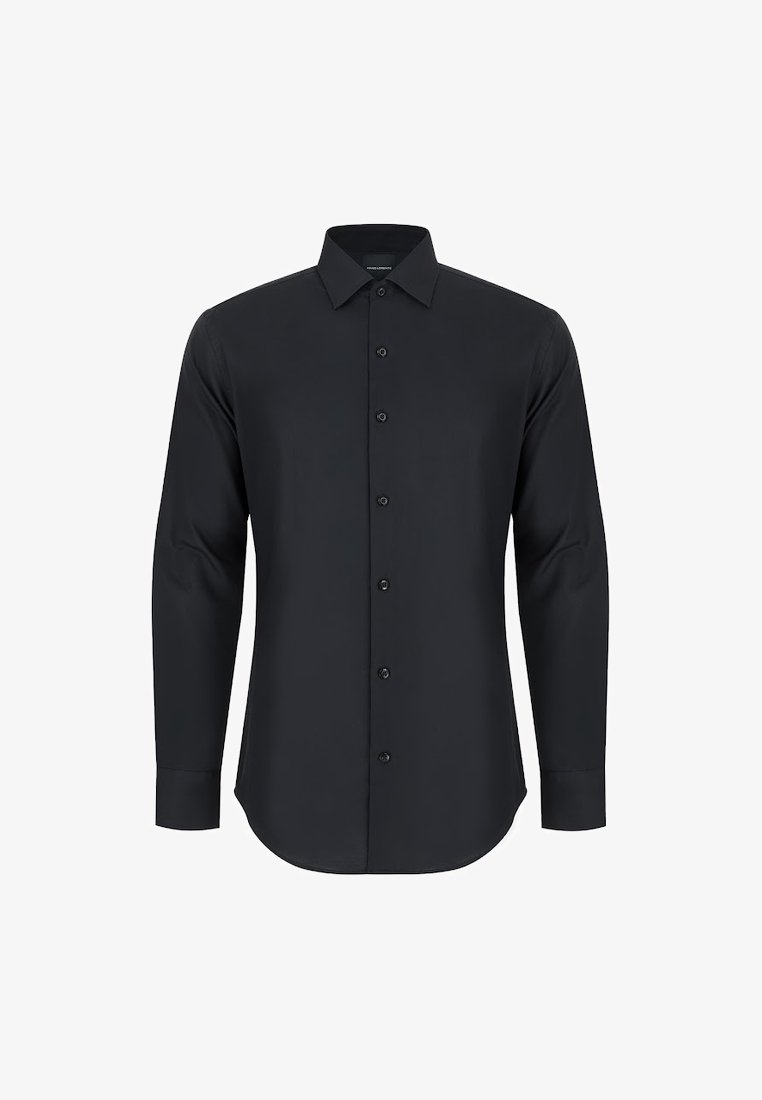 Czarna, długosleeve, zapinana na guziki koszula z klasycznym kołnierzykiem, z siedmioma guzikami z przodu i lekko zaokrąglonym dołem na białym tle.