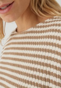 Maglione lavorato a maglia con strisce orizzontali in beige e bianco sporco, caratterizzato da una scollatura rotonda e un design testurizzato a coste.