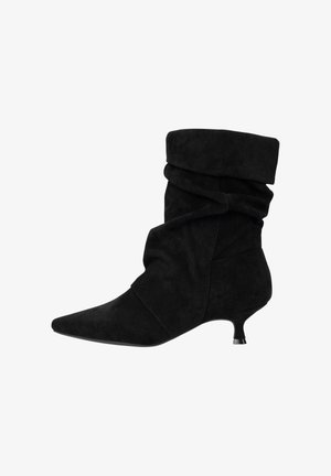 Zwarte suède enkellaarsjes met een nonchalant ontwerp, een puntige neus en een lage kittenhak. Heeft zichtbare stiksels langs de zijkanten.
