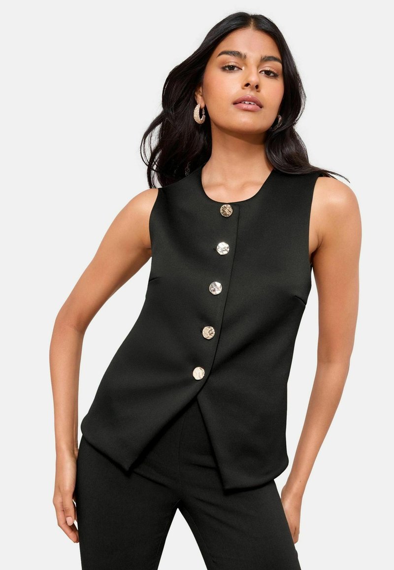 Crna majica bez rukava s okruglim dekolteom, s pet srebrnih dugmadi sprijeda i naboranim dizajnom na rubu.
