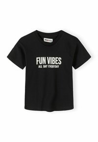 Camiseta negra de manga corta con texto blanco "FUN VIBES ALL DAY EVERYDAY" en el frente, cuello redondo, exhibida sobre fondo blanco.