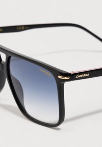 Occhiali da sole Carrera neri con lenti rettangolari a sfumatura blu e dettagli dorati sulla montatura e sulle aste.