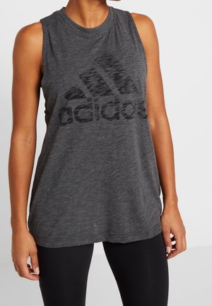 Mouwloze grijze tanktop van zacht materiaal, met een groot zwart Adidas-logo op de voorkant en een losse pasvorm.